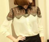Blusa com Detalhe de Renda no Ombro